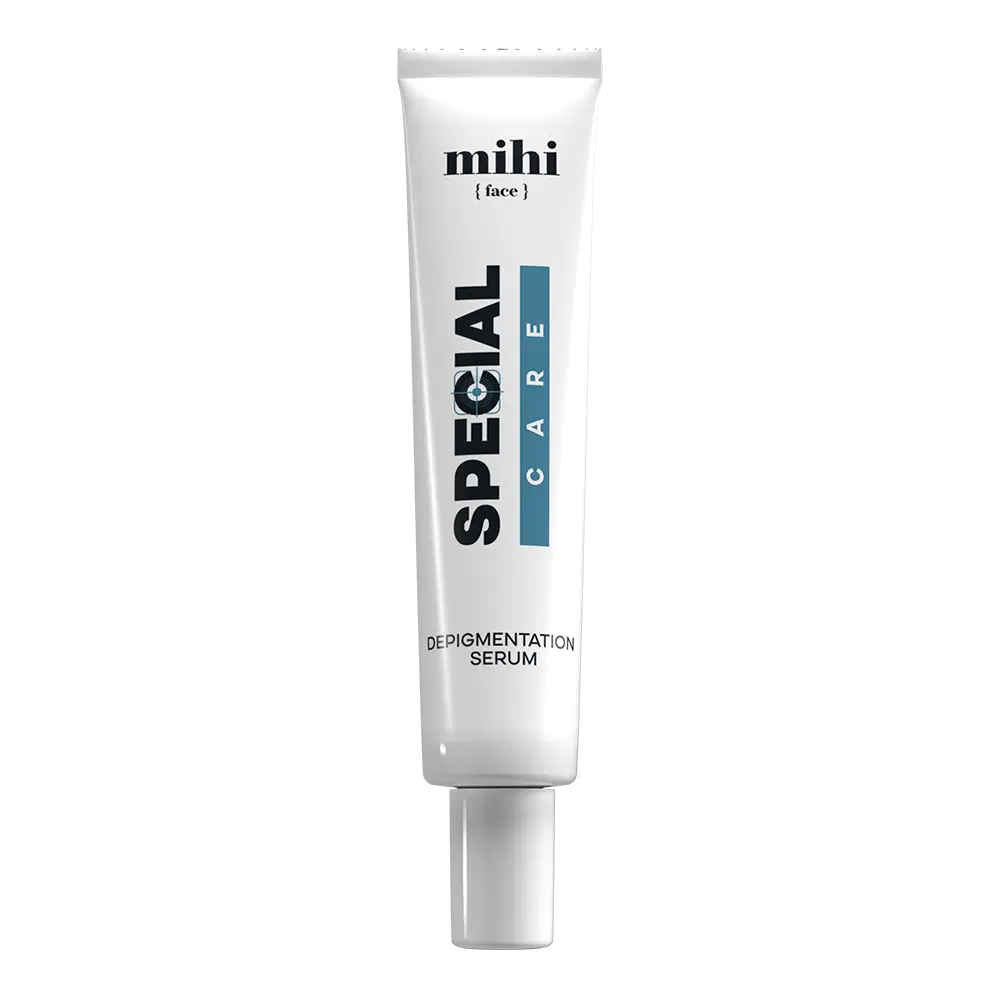 Application d'un sérum du traitement taches brunes visage Mihi sur une peau lumineuse.