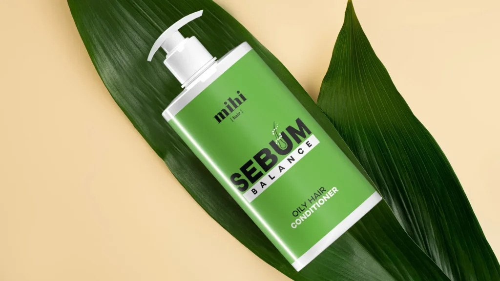 Application du peeling cuir chevelu Mihi pour traiter les cheveux gras.