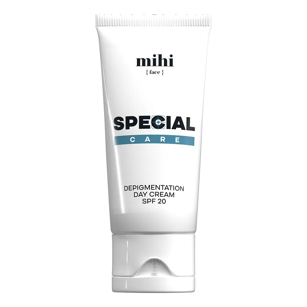 Application d'un sérum du traitement taches brunes visage Mihi sur une peau lumineuse.