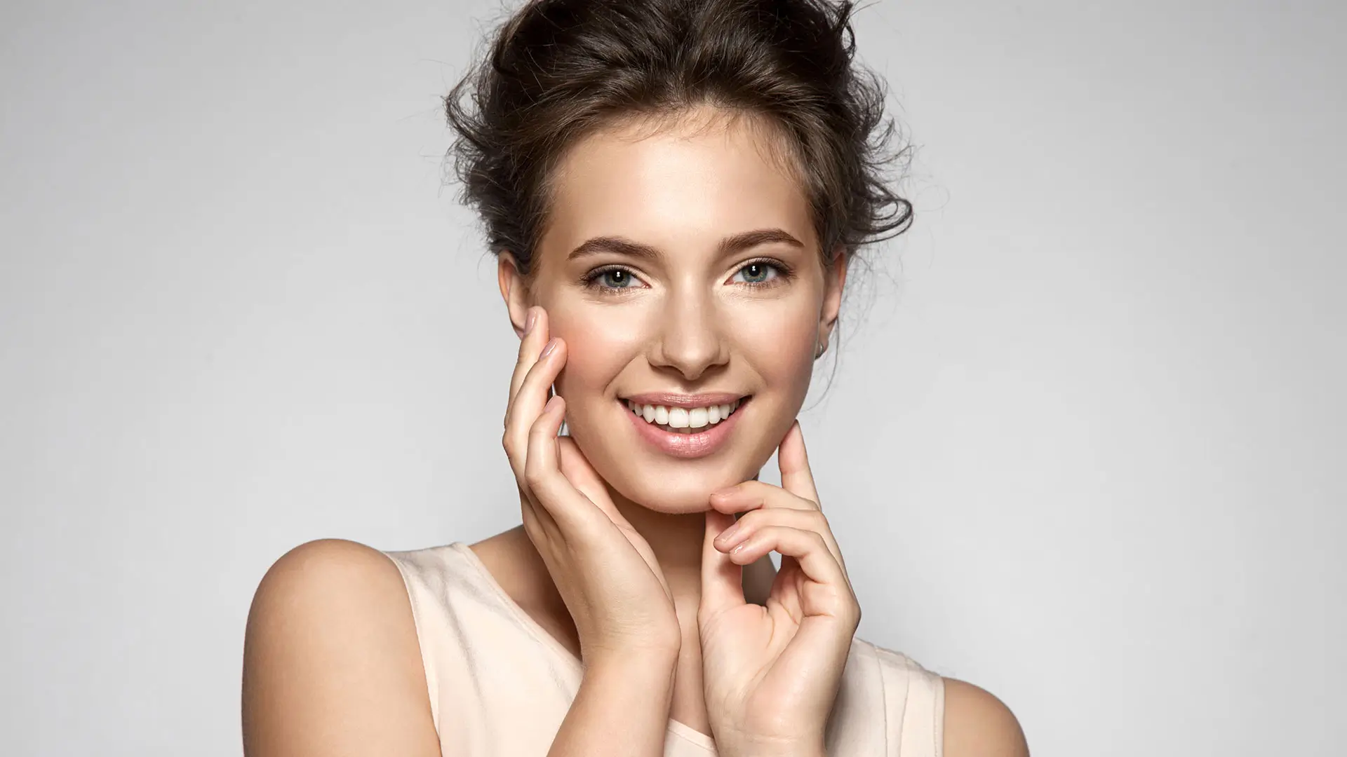 Femme avec une "peau de verre" éclatante grâce à la **K-Beauty routine Mihi** et ses 7 secrets.