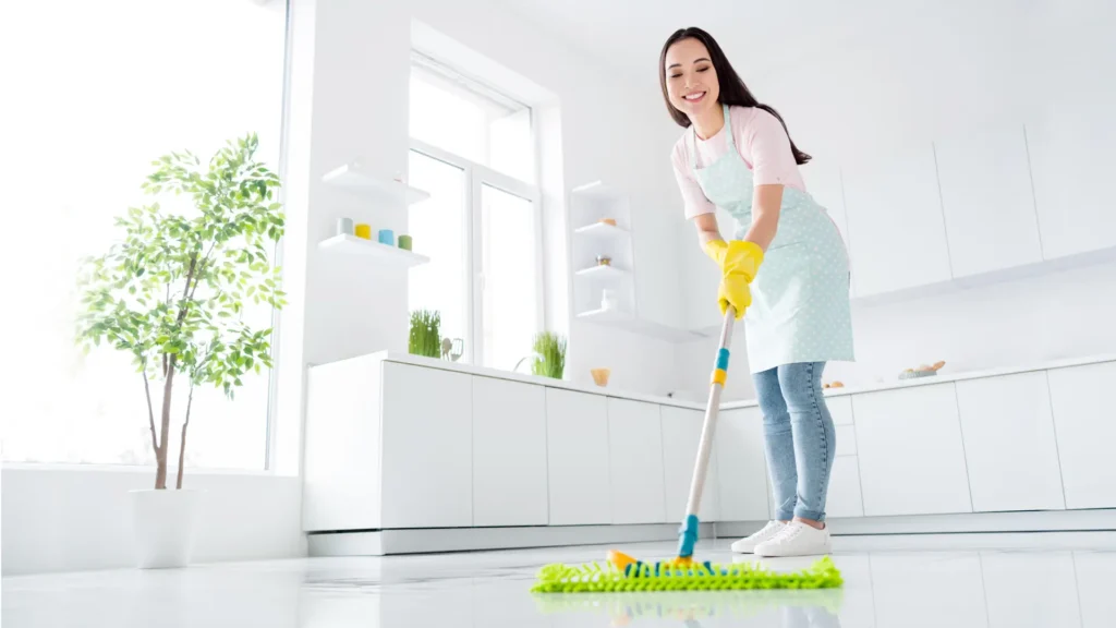 Nettoyage d'un plan de travail de cuisine avec les produits ménagers écologiques Mihi.