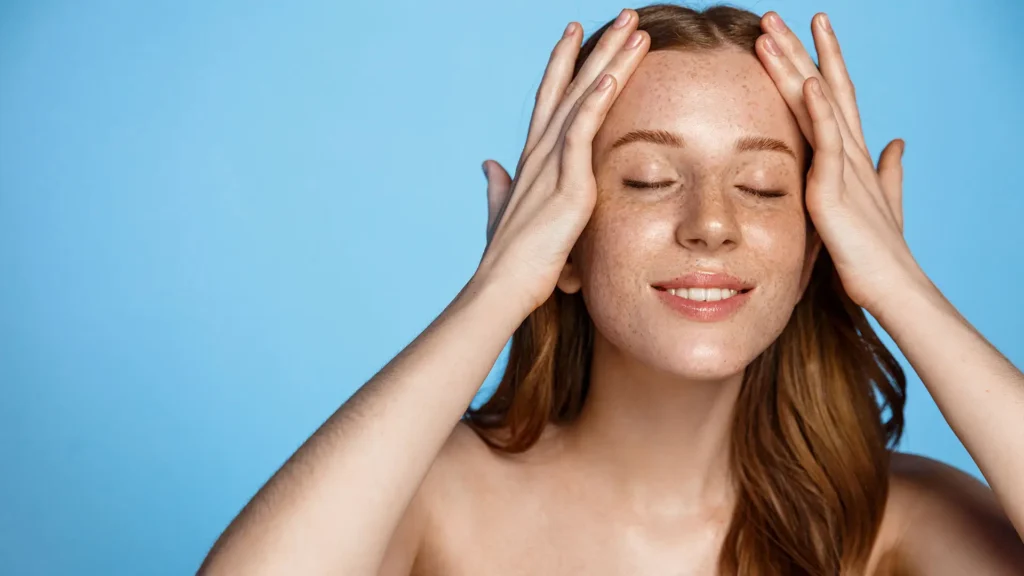 Femme souriante avec une peau saine et "glowy", résultat de la routine peau glowy Mihi pour un teint lumineux.