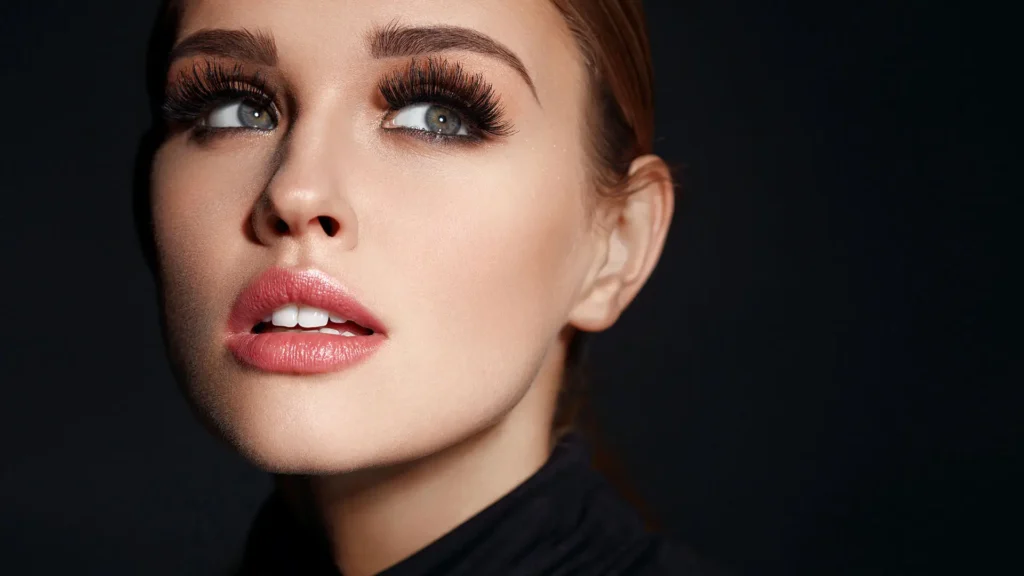 Schéma expliquant comment se maquiller quand on est débutant : où appliquer l'anti-cernes, le blush et l'highlighter.